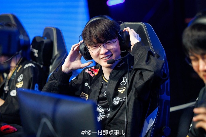 摄影师一村分享返图：Faker胜利后开心的笑了